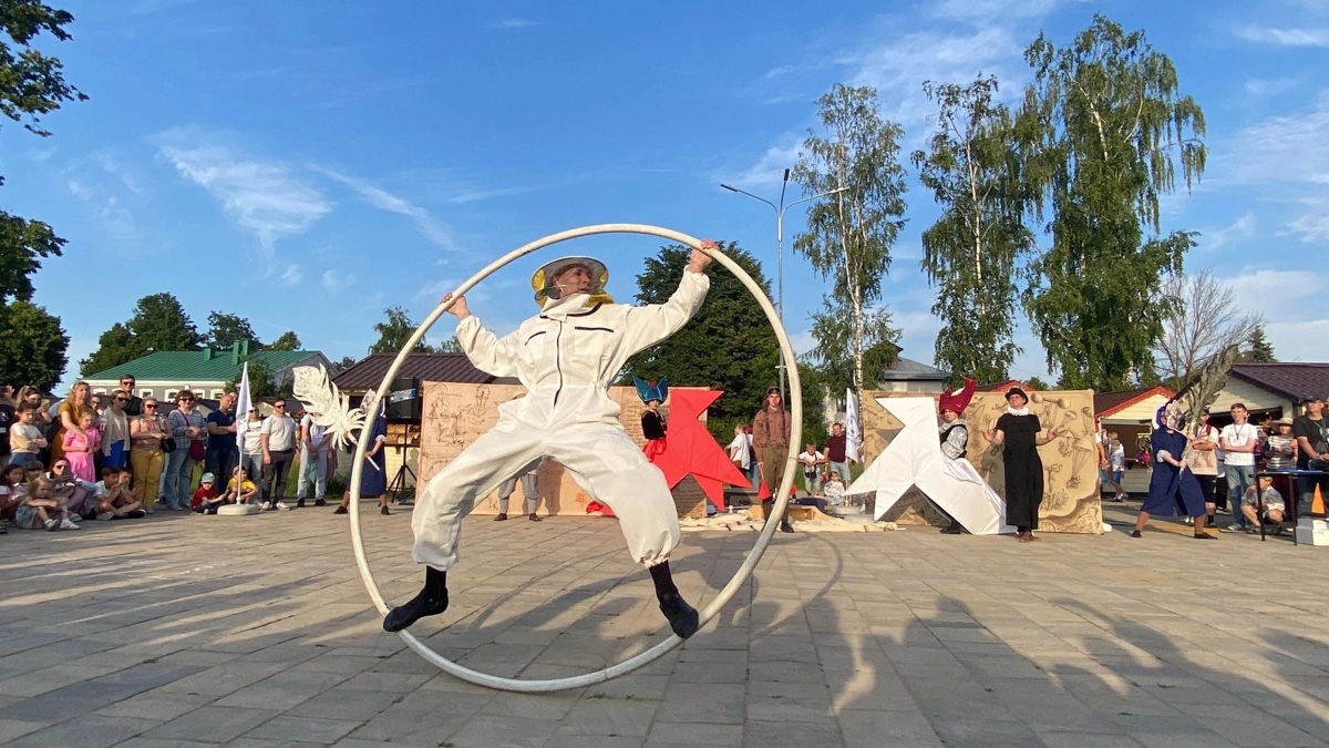 Сегодня мы расскажем вам о двух ярких фестивалях, прошедших в минувшие выходные на территории 33-го региона. Напомним, Суздаль стал столицей уличных театров, а во Владимире собрались сильнейшие богатыри. Чем участники мероприятий привлекали и удивляли публику — читайте в нашем материале.