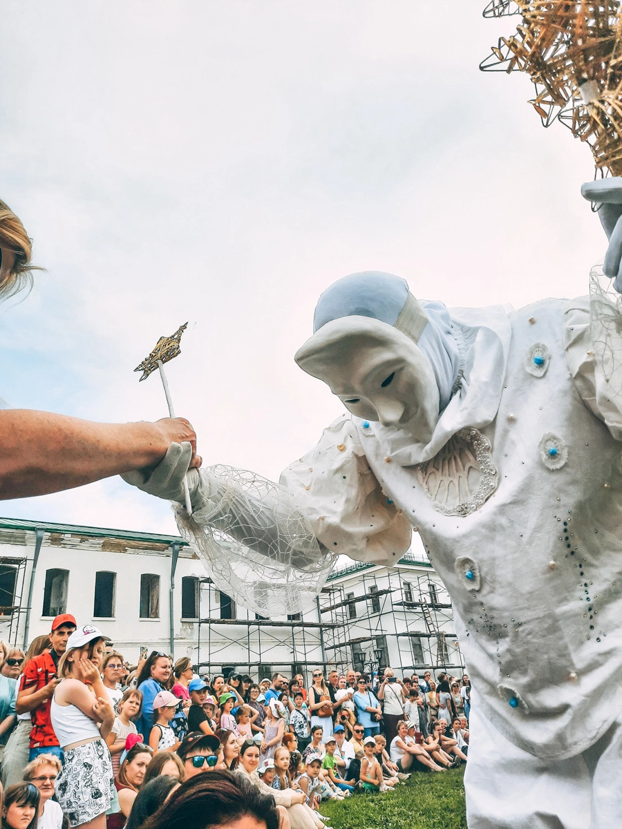 Сегодня мы расскажем вам о двух ярких фестивалях, прошедших в минувшие выходные на территории 33-го региона. Напомним, Суздаль стал столицей уличных театров, а во Владимире собрались сильнейшие богатыри. Чем участники мероприятий привлекали и удивляли публику — читайте в нашем материале.