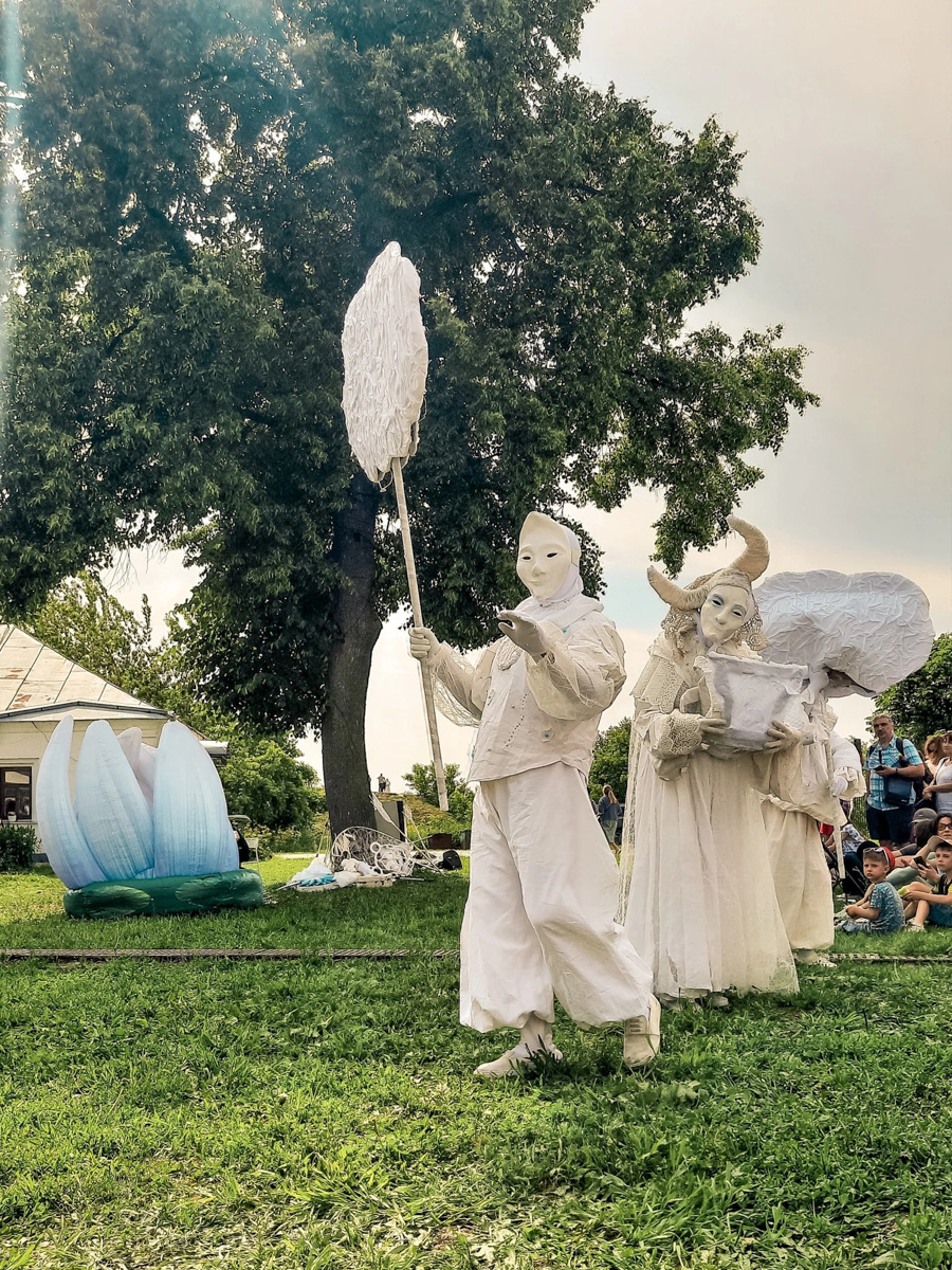 Сегодня мы расскажем вам о двух ярких фестивалях, прошедших в минувшие выходные на территории 33-го региона. Напомним, Суздаль стал столицей уличных театров, а во Владимире собрались сильнейшие богатыри. Чем участники мероприятий привлекали и удивляли публику — читайте в нашем материале.