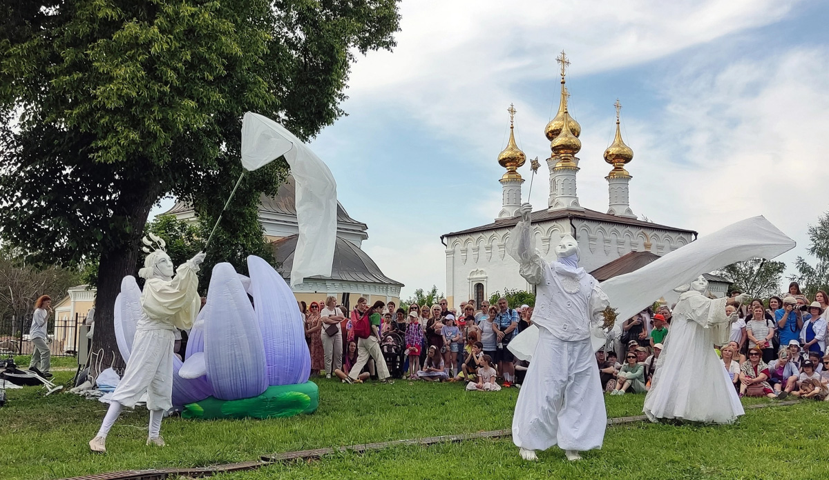 Сегодня мы расскажем вам о двух ярких фестивалях, прошедших в минувшие выходные на территории 33-го региона. Напомним, Суздаль стал столицей уличных театров, а во Владимире собрались сильнейшие богатыри. Чем участники мероприятий привлекали и удивляли публику — читайте в нашем материале.