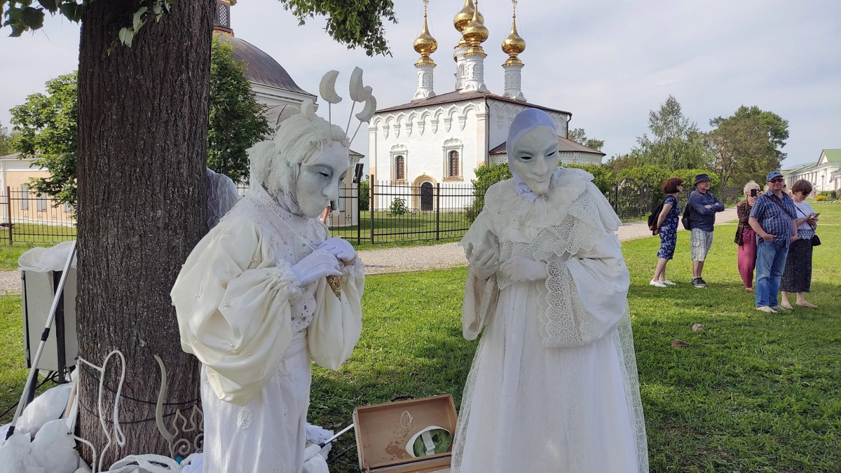 Сегодня мы расскажем вам о двух ярких фестивалях, прошедших в минувшие выходные на территории 33-го региона. Напомним, Суздаль стал столицей уличных театров, а во Владимире собрались сильнейшие богатыри. Чем участники мероприятий привлекали и удивляли публику — читайте в нашем материале.