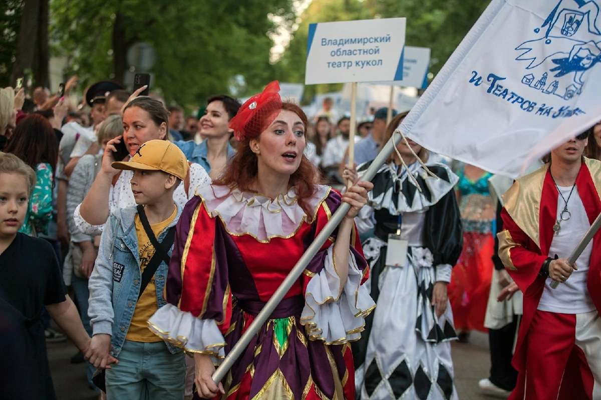 Сегодня мы расскажем вам о двух ярких фестивалях, прошедших в минувшие выходные на территории 33-го региона. Напомним, Суздаль стал столицей уличных театров, а во Владимире собрались сильнейшие богатыри. Чем участники мероприятий привлекали и удивляли публику — читайте в нашем материале.