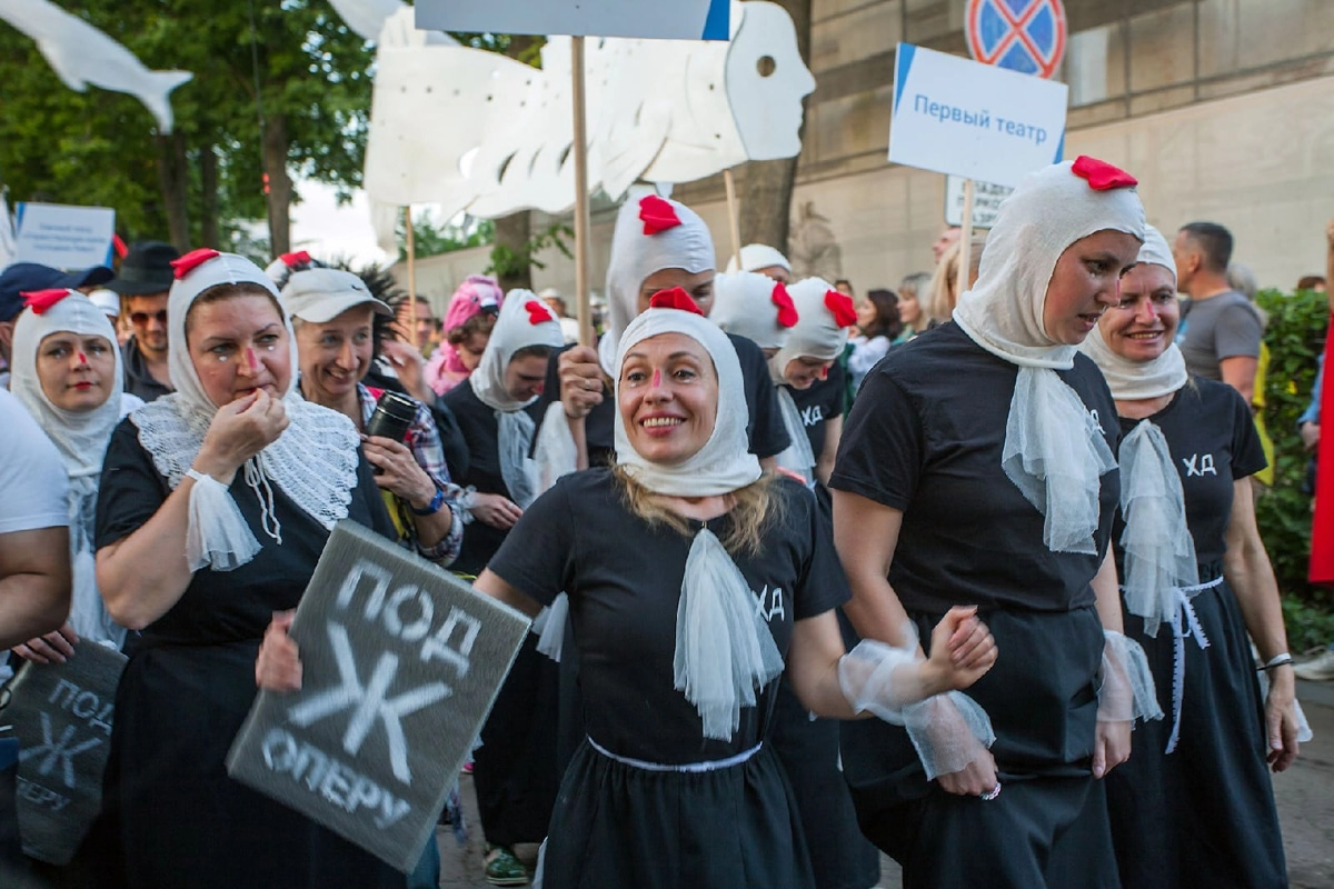 Сегодня мы расскажем вам о двух ярких фестивалях, прошедших в минувшие выходные на территории 33-го региона. Напомним, Суздаль стал столицей уличных театров, а во Владимире собрались сильнейшие богатыри. Чем участники мероприятий привлекали и удивляли публику — читайте в нашем материале.