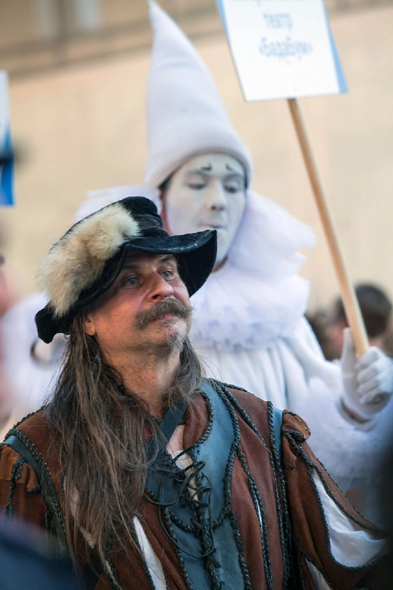 Сегодня мы расскажем вам о двух ярких фестивалях, прошедших в минувшие выходные на территории 33-го региона. Напомним, Суздаль стал столицей уличных театров, а во Владимире собрались сильнейшие богатыри. Чем участники мероприятий привлекали и удивляли публику — читайте в нашем материале.