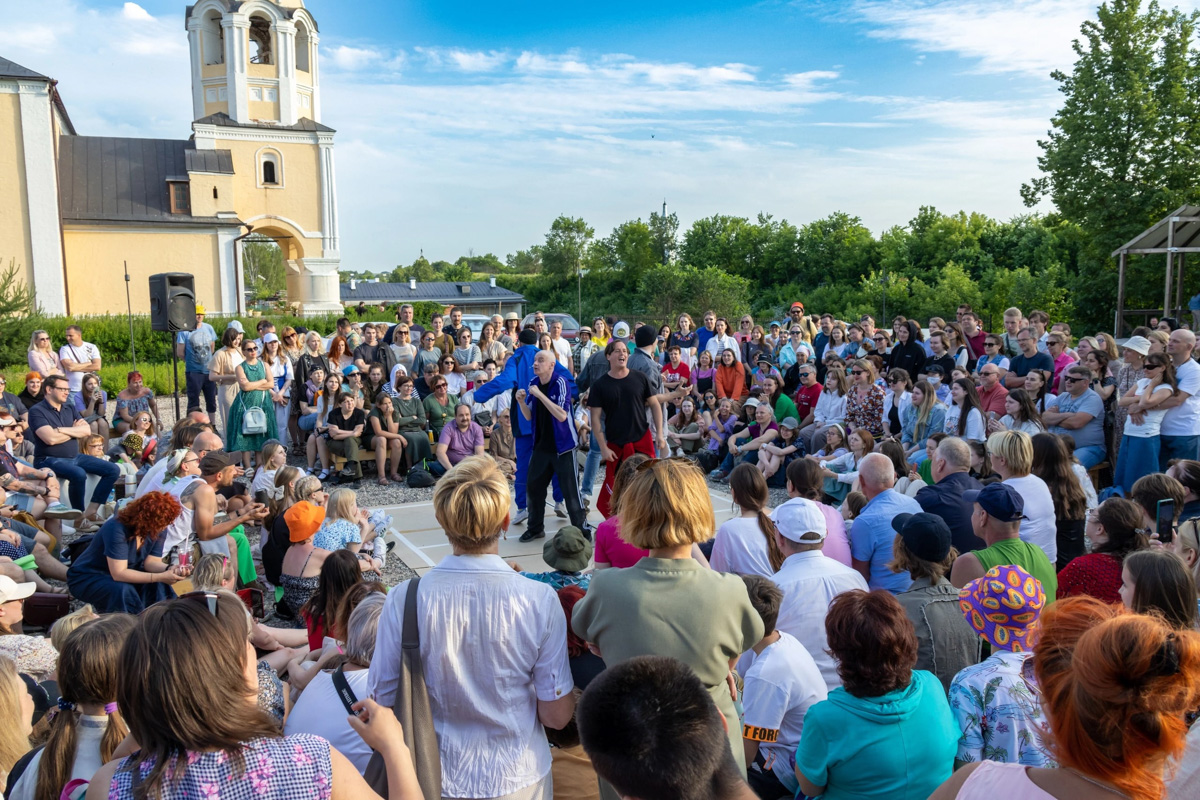 Сегодня мы расскажем вам о двух ярких фестивалях, прошедших в минувшие выходные на территории 33-го региона. Напомним, Суздаль стал столицей уличных театров, а во Владимире собрались сильнейшие богатыри. Чем участники мероприятий привлекали и удивляли публику — читайте в нашем материале.