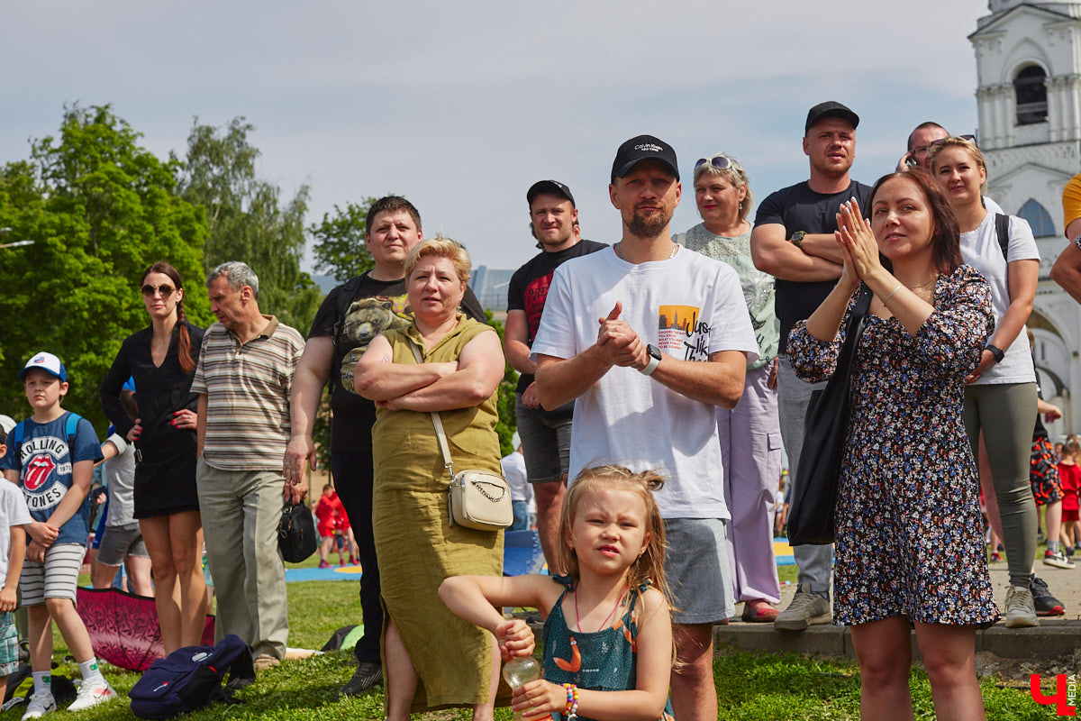 Сегодня мы расскажем вам о двух ярких фестивалях, прошедших в минувшие выходные на территории 33-го региона. Напомним, Суздаль стал столицей уличных театров, а во Владимире собрались сильнейшие богатыри. Чем участники мероприятий привлекали и удивляли публику — читайте в нашем материале.