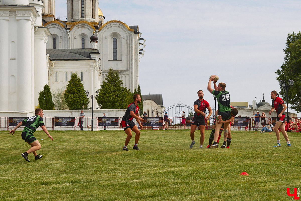 Сегодня мы расскажем вам о двух ярких фестивалях, прошедших в минувшие выходные на территории 33-го региона. Напомним, Суздаль стал столицей уличных театров, а во Владимире собрались сильнейшие богатыри. Чем участники мероприятий привлекали и удивляли публику — читайте в нашем материале.