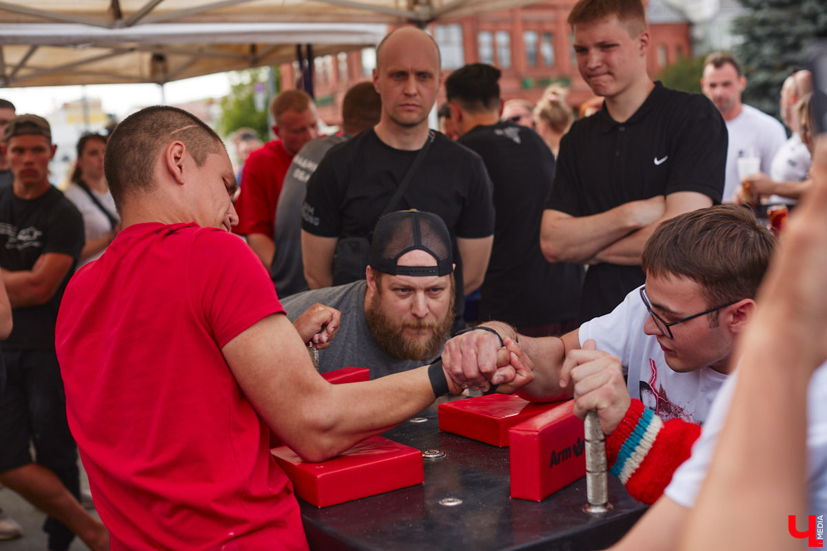 Сегодня мы расскажем вам о двух ярких фестивалях, прошедших в минувшие выходные на территории 33-го региона. Напомним, Суздаль стал столицей уличных театров, а во Владимире собрались сильнейшие богатыри. Чем участники мероприятий привлекали и удивляли публику — читайте в нашем материале.
