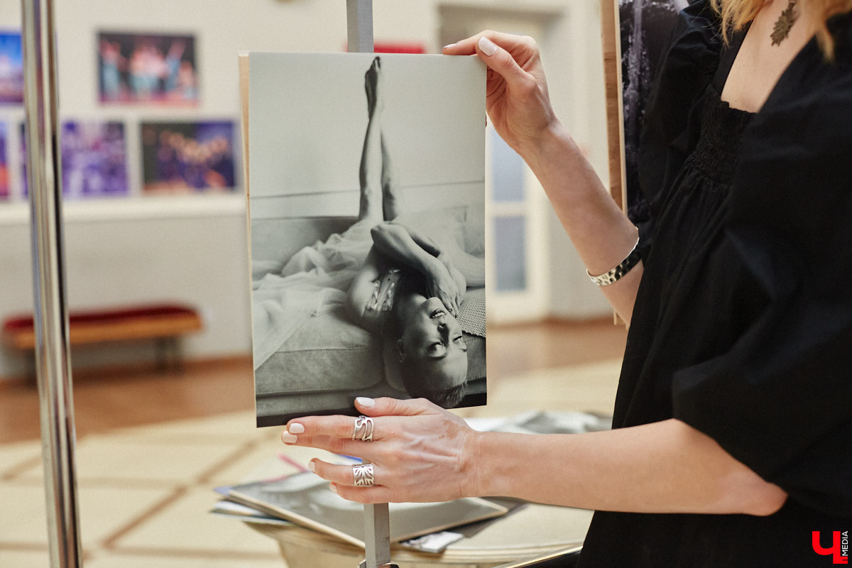 Фотограф — это тот же маг, способный запечатлеть душу человека, остановить время, — говорит Екатерина Лебедь. Убедиться в этом мог каждый владимирец, кто посетил выставку фотохудожницы в Доме культуры молодежи. Мы, разумеется, тоже были в числе гостей.