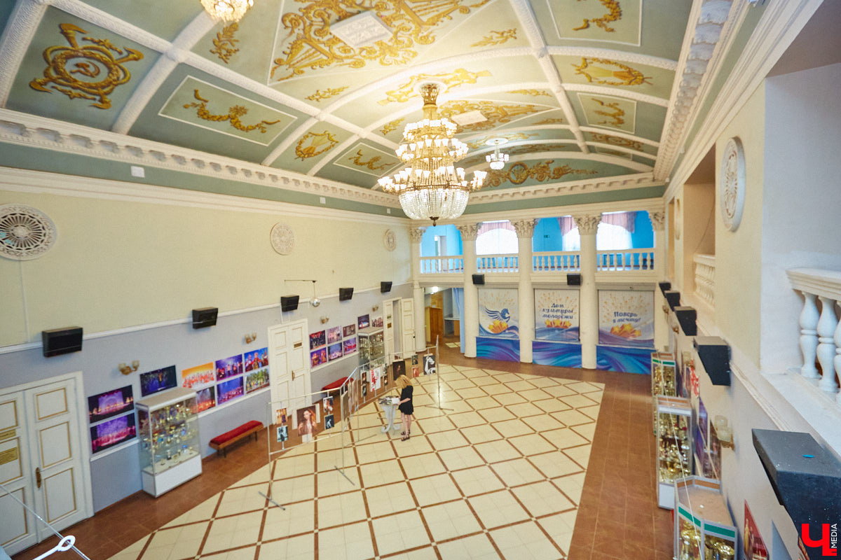 Фотограф — это тот же маг, способный запечатлеть душу человека, остановить время, — говорит Екатерина Лебедь. Убедиться в этом мог каждый владимирец, кто посетил выставку фотохудожницы в Доме культуры молодежи. Мы, разумеется, тоже были в числе гостей.