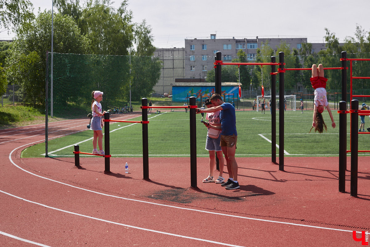 Первая в регионе многофункциональная спортивная площадка, которую установили в микрорайоне Юрьевец, заинтересовала многих в первую очередь заявленным интеллектом. Так ли она умна, как обещано, и сможет ли заменить занятия с тренером? «Ключ-Медиа» проверил это в компании профессионала. 