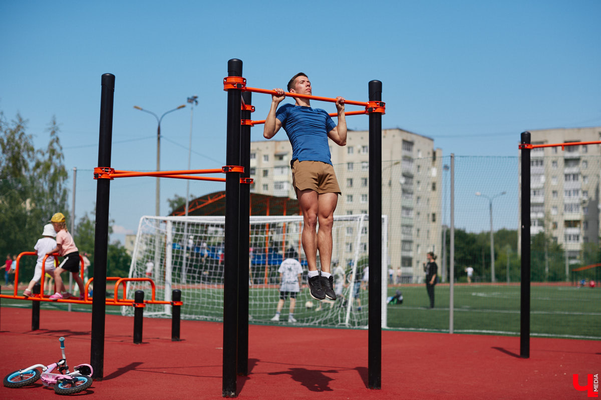 Первая в регионе многофункциональная спортивная площадка, которую установили в микрорайоне Юрьевец, заинтересовала многих в первую очередь заявленным интеллектом. Так ли она умна, как обещано, и сможет ли заменить занятия с тренером? «Ключ-Медиа» проверил это в компании профессионала. 