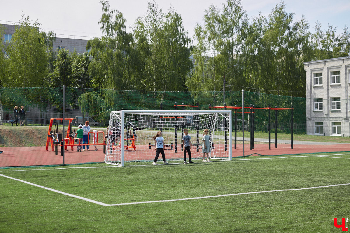 Первая в регионе многофункциональная спортивная площадка, которую установили в микрорайоне Юрьевец, заинтересовала многих в первую очередь заявленным интеллектом. Так ли она умна, как обещано, и сможет ли заменить занятия с тренером? «Ключ-Медиа» проверил это в компании профессионала. 