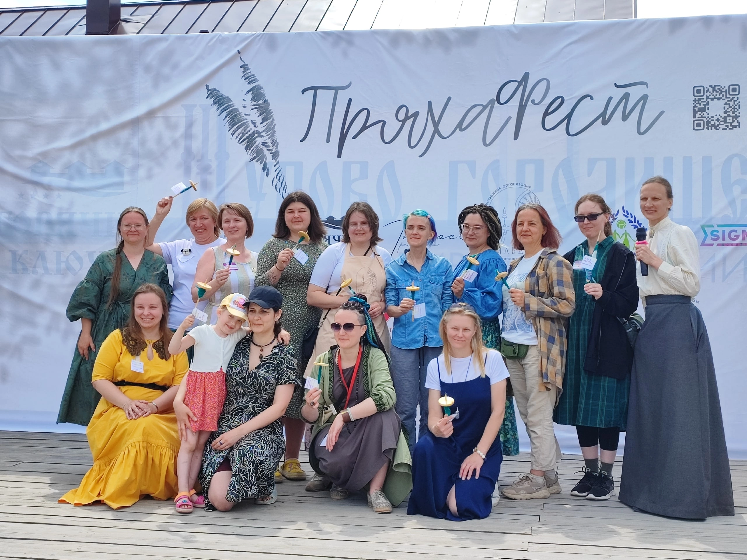 Буйство цвета в       белых шатрах, прогулки с       веретеном, катание по       Каменке на       ладье, прялки, напечатанные на       принтере, пушистые спикеры, дефиле в       половиках на       закате и       ритуал поклонения огню       — все это было на       прошедшем в       Суздале «ПряхаФесте».