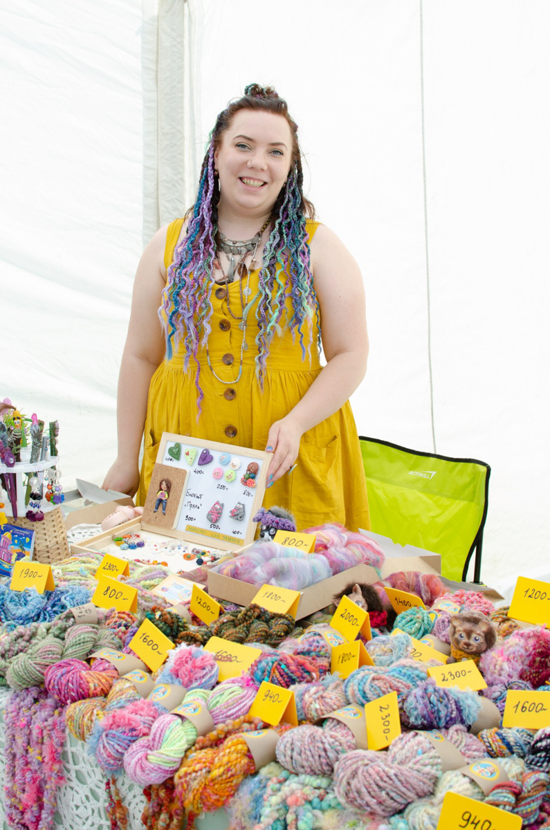 Буйство цвета в       белых шатрах, прогулки с       веретеном, катание по       Каменке на       ладье, прялки, напечатанные на       принтере, пушистые спикеры, дефиле в       половиках на       закате и       ритуал поклонения огню       — все это было на       прошедшем в       Суздале «ПряхаФесте».