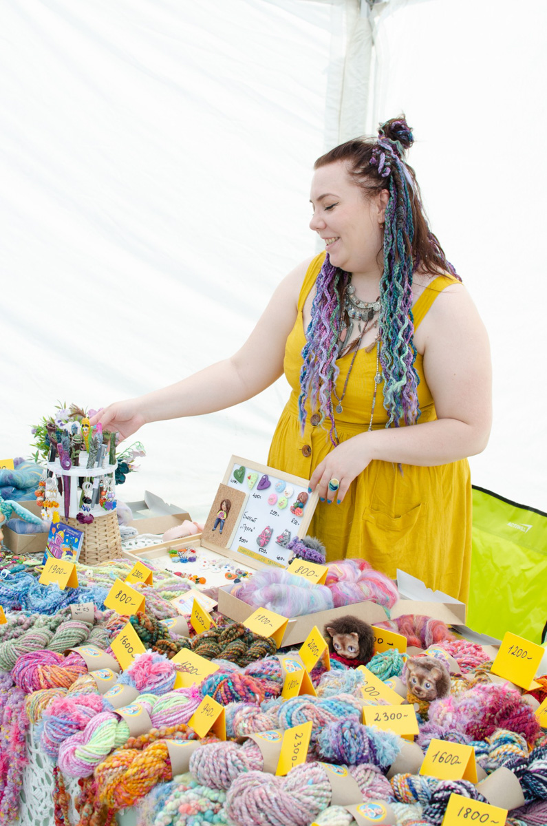 Буйство цвета в       белых шатрах, прогулки с       веретеном, катание по       Каменке на       ладье, прялки, напечатанные на       принтере, пушистые спикеры, дефиле в       половиках на       закате и       ритуал поклонения огню       — все это было на       прошедшем в       Суздале «ПряхаФесте».