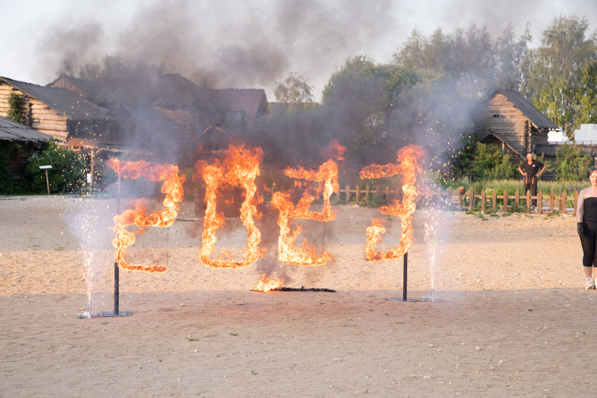 Буйство цвета в       белых шатрах, прогулки с       веретеном, катание по       Каменке на       ладье, прялки, напечатанные на       принтере, пушистые спикеры, дефиле в       половиках на       закате и       ритуал поклонения огню       — все это было на       прошедшем в       Суздале «ПряхаФесте».