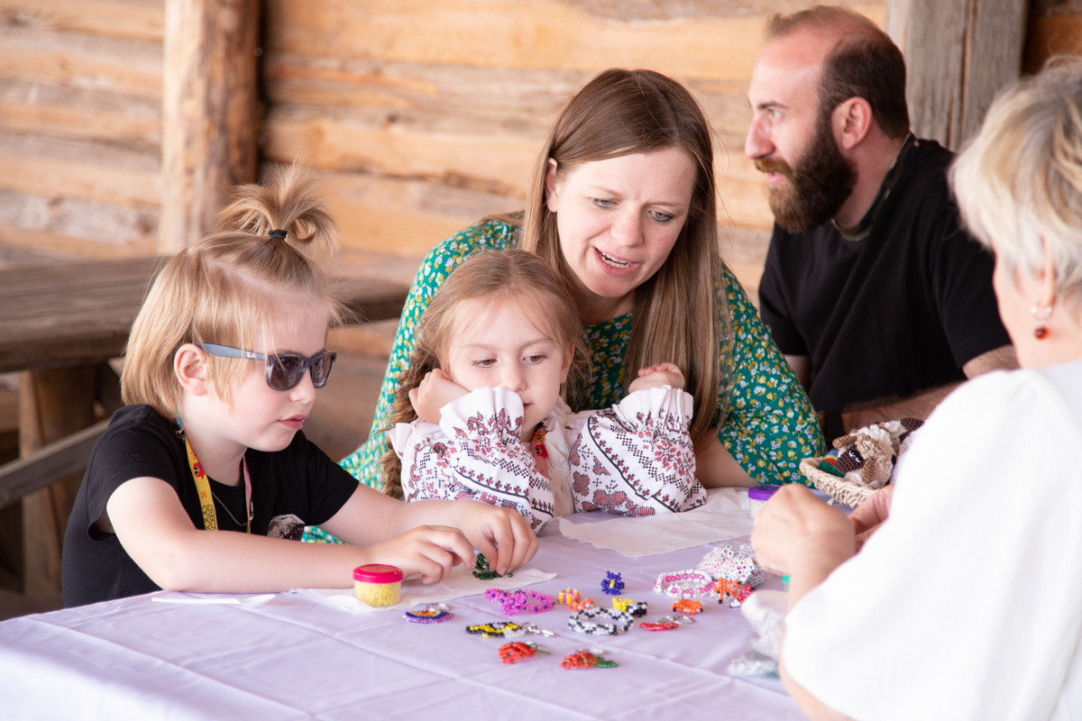 Буйство цвета в       белых шатрах, прогулки с       веретеном, катание по       Каменке на       ладье, прялки, напечатанные на       принтере, пушистые спикеры, дефиле в       половиках на       закате и       ритуал поклонения огню       — все это было на       прошедшем в       Суздале «ПряхаФесте».