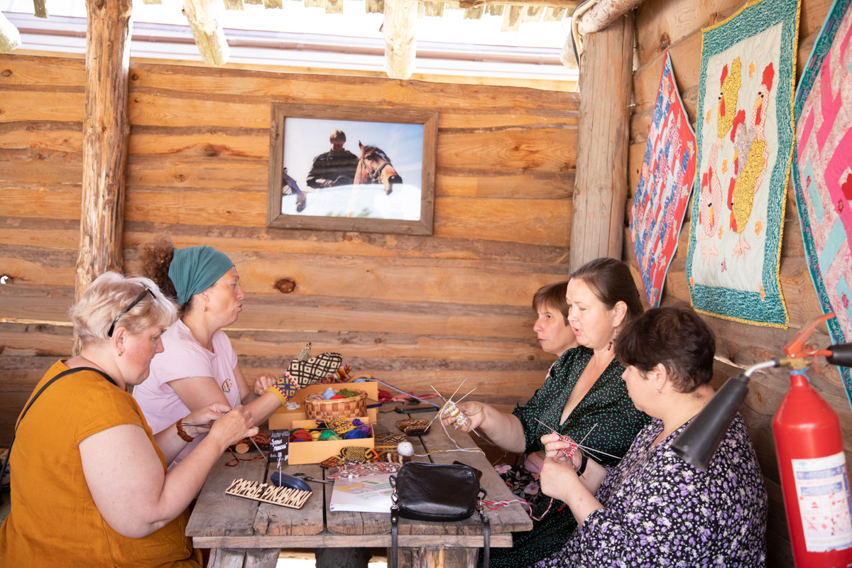 Буйство цвета в       белых шатрах, прогулки с       веретеном, катание по       Каменке на       ладье, прялки, напечатанные на       принтере, пушистые спикеры, дефиле в       половиках на       закате и       ритуал поклонения огню       — все это было на       прошедшем в       Суздале «ПряхаФесте».