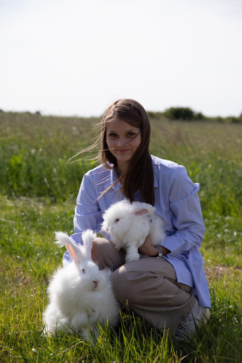 Буйство цвета в       белых шатрах, прогулки с       веретеном, катание по       Каменке на       ладье, прялки, напечатанные на       принтере, пушистые спикеры, дефиле в       половиках на       закате и       ритуал поклонения огню       — все это было на       прошедшем в       Суздале «ПряхаФесте».