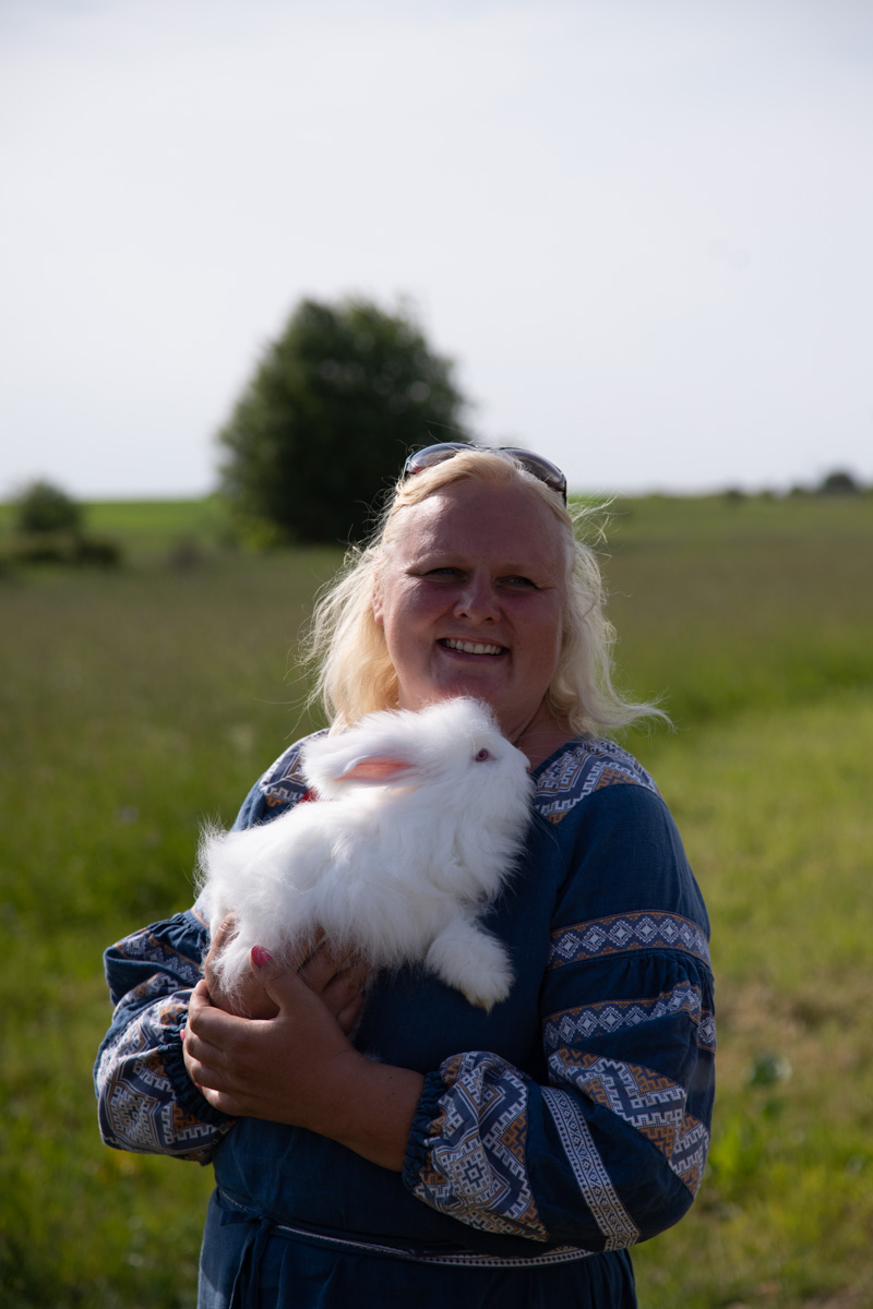 Буйство цвета в       белых шатрах, прогулки с       веретеном, катание по       Каменке на       ладье, прялки, напечатанные на       принтере, пушистые спикеры, дефиле в       половиках на       закате и       ритуал поклонения огню       — все это было на       прошедшем в       Суздале «ПряхаФесте».