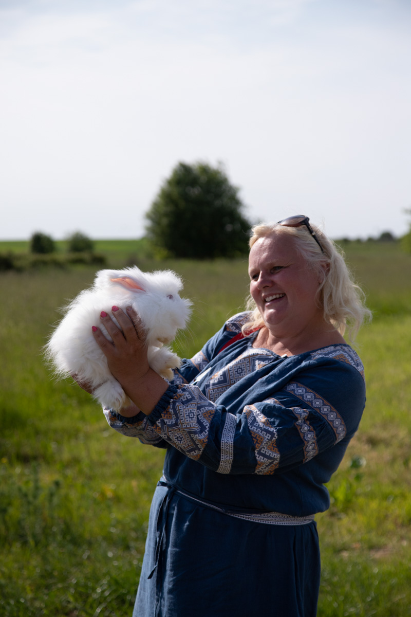 Буйство цвета в       белых шатрах, прогулки с       веретеном, катание по       Каменке на       ладье, прялки, напечатанные на       принтере, пушистые спикеры, дефиле в       половиках на       закате и       ритуал поклонения огню       — все это было на       прошедшем в       Суздале «ПряхаФесте».