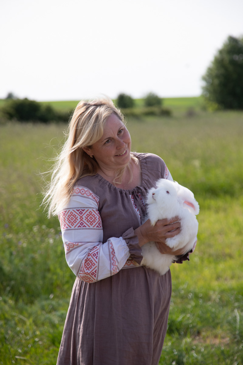 Буйство цвета в       белых шатрах, прогулки с       веретеном, катание по       Каменке на       ладье, прялки, напечатанные на       принтере, пушистые спикеры, дефиле в       половиках на       закате и       ритуал поклонения огню       — все это было на       прошедшем в       Суздале «ПряхаФесте».