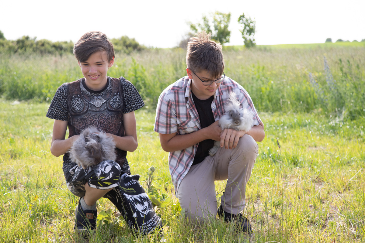 Буйство цвета в       белых шатрах, прогулки с       веретеном, катание по       Каменке на       ладье, прялки, напечатанные на       принтере, пушистые спикеры, дефиле в       половиках на       закате и       ритуал поклонения огню       — все это было на       прошедшем в       Суздале «ПряхаФесте».