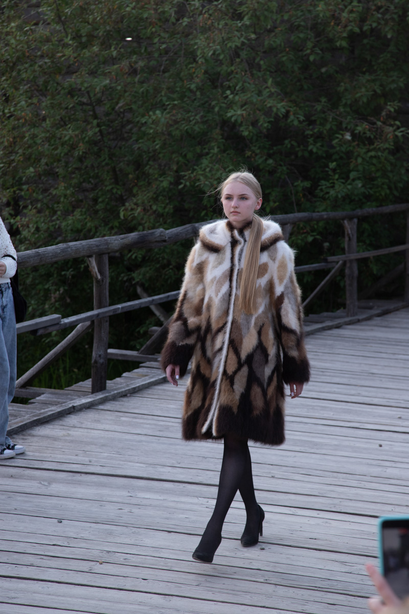 Буйство цвета в       белых шатрах, прогулки с       веретеном, катание по       Каменке на       ладье, прялки, напечатанные на       принтере, пушистые спикеры, дефиле в       половиках на       закате и       ритуал поклонения огню       — все это было на       прошедшем в       Суздале «ПряхаФесте».