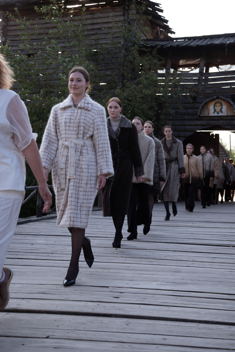 Буйство цвета в       белых шатрах, прогулки с       веретеном, катание по       Каменке на       ладье, прялки, напечатанные на       принтере, пушистые спикеры, дефиле в       половиках на       закате и       ритуал поклонения огню       — все это было на       прошедшем в       Суздале «ПряхаФесте».