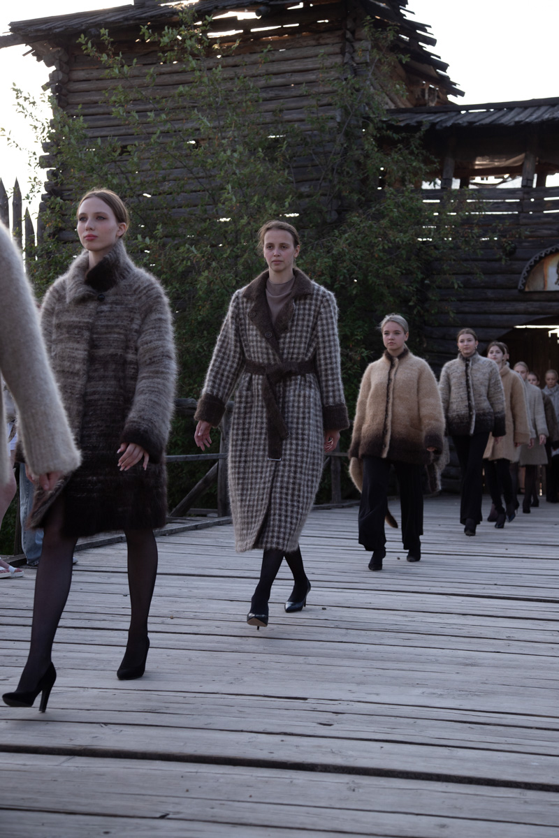 Буйство цвета в       белых шатрах, прогулки с       веретеном, катание по       Каменке на       ладье, прялки, напечатанные на       принтере, пушистые спикеры, дефиле в       половиках на       закате и       ритуал поклонения огню       — все это было на       прошедшем в       Суздале «ПряхаФесте».