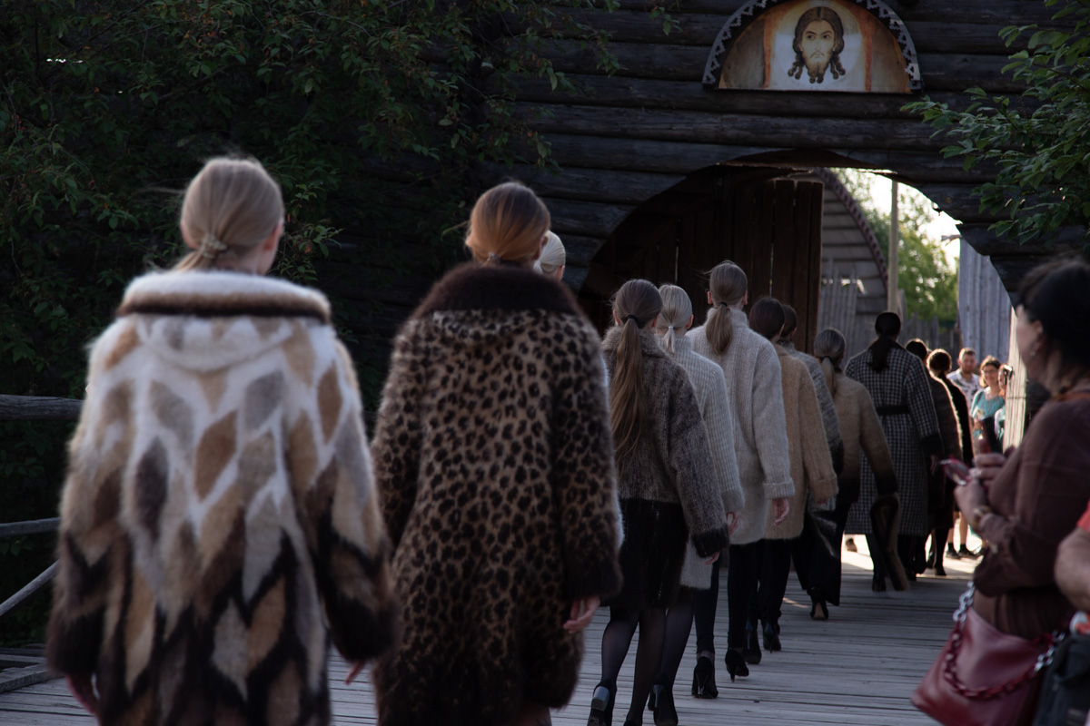 Буйство цвета в       белых шатрах, прогулки с       веретеном, катание по       Каменке на       ладье, прялки, напечатанные на       принтере, пушистые спикеры, дефиле в       половиках на       закате и       ритуал поклонения огню       — все это было на       прошедшем в       Суздале «ПряхаФесте».