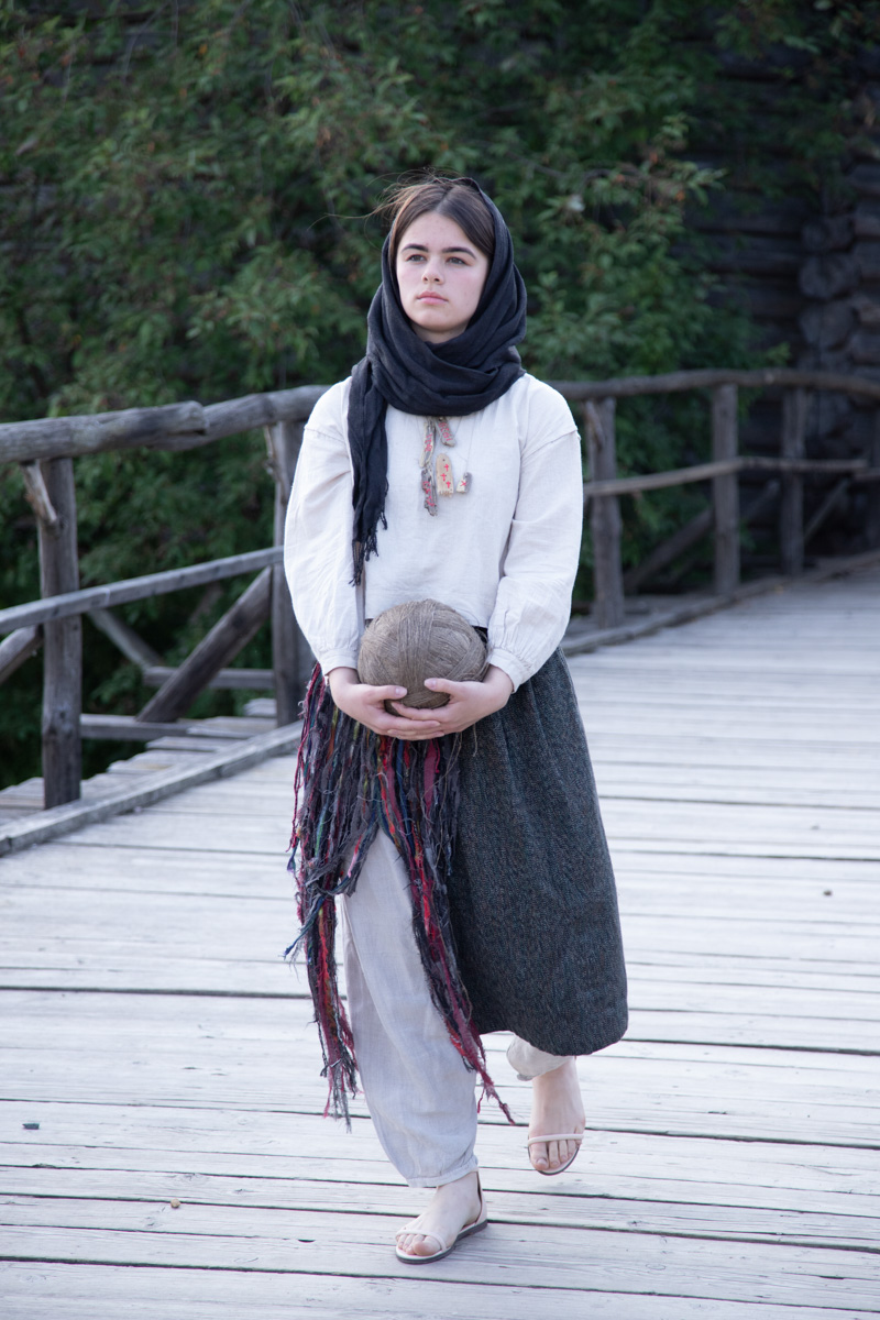 Буйство цвета в       белых шатрах, прогулки с       веретеном, катание по       Каменке на       ладье, прялки, напечатанные на       принтере, пушистые спикеры, дефиле в       половиках на       закате и       ритуал поклонения огню       — все это было на       прошедшем в       Суздале «ПряхаФесте».