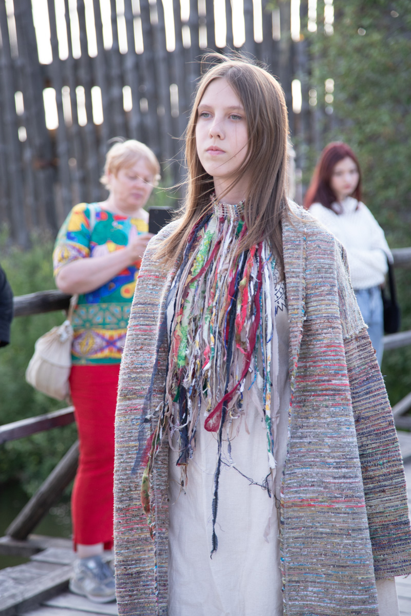 Буйство цвета в       белых шатрах, прогулки с       веретеном, катание по       Каменке на       ладье, прялки, напечатанные на       принтере, пушистые спикеры, дефиле в       половиках на       закате и       ритуал поклонения огню       — все это было на       прошедшем в       Суздале «ПряхаФесте».