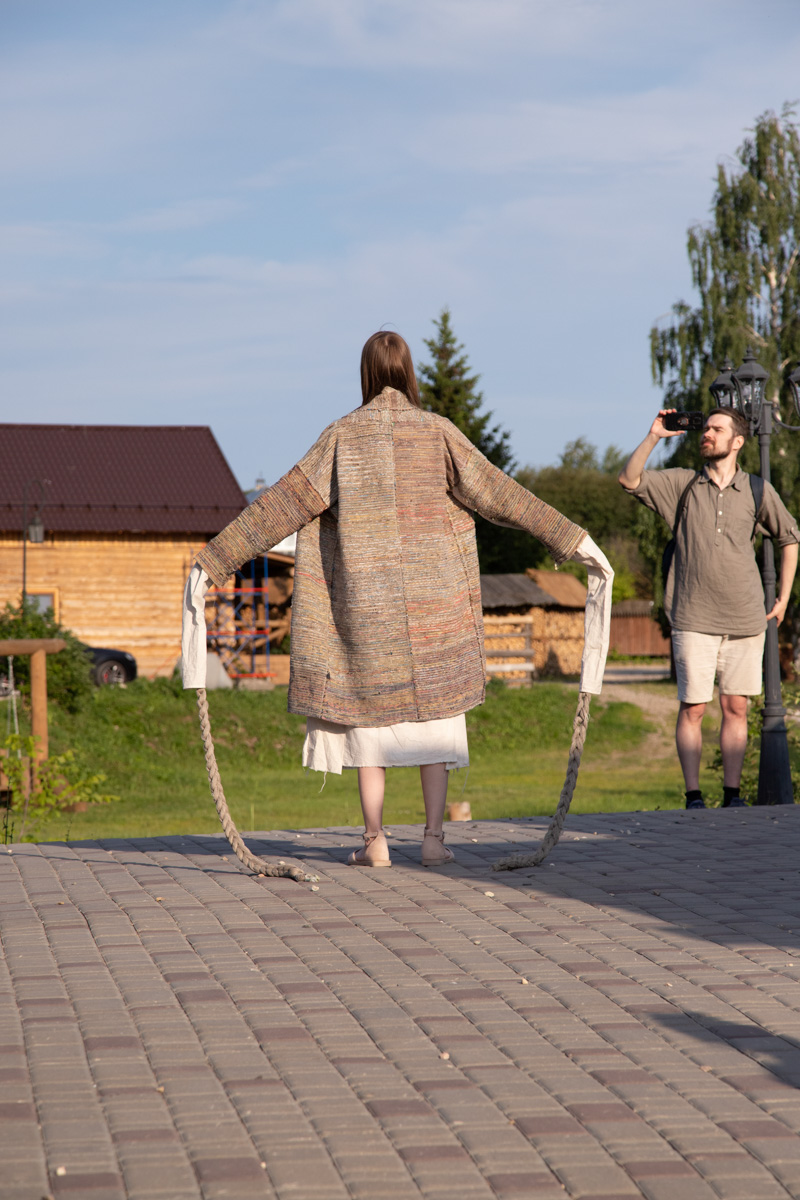 Буйство цвета в       белых шатрах, прогулки с       веретеном, катание по       Каменке на       ладье, прялки, напечатанные на       принтере, пушистые спикеры, дефиле в       половиках на       закате и       ритуал поклонения огню       — все это было на       прошедшем в       Суздале «ПряхаФесте».
