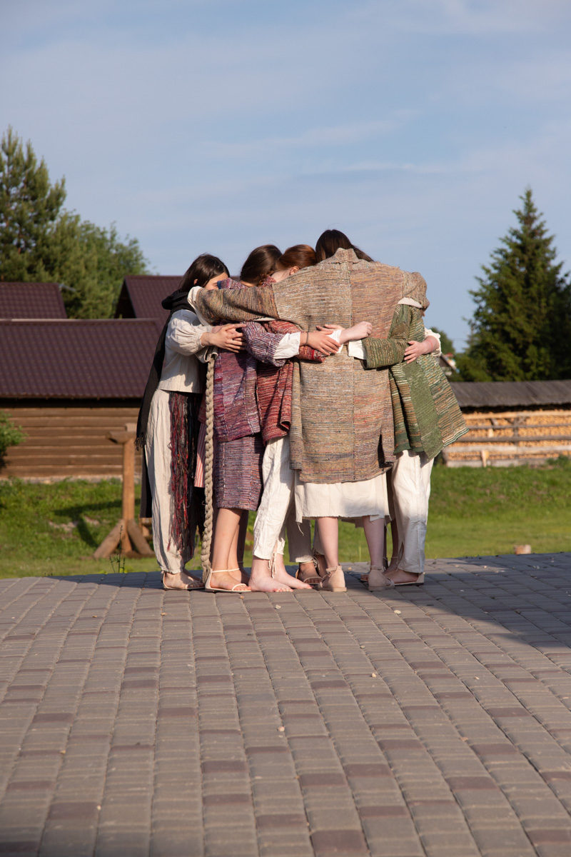 Буйство цвета в       белых шатрах, прогулки с       веретеном, катание по       Каменке на       ладье, прялки, напечатанные на       принтере, пушистые спикеры, дефиле в       половиках на       закате и       ритуал поклонения огню       — все это было на       прошедшем в       Суздале «ПряхаФесте».