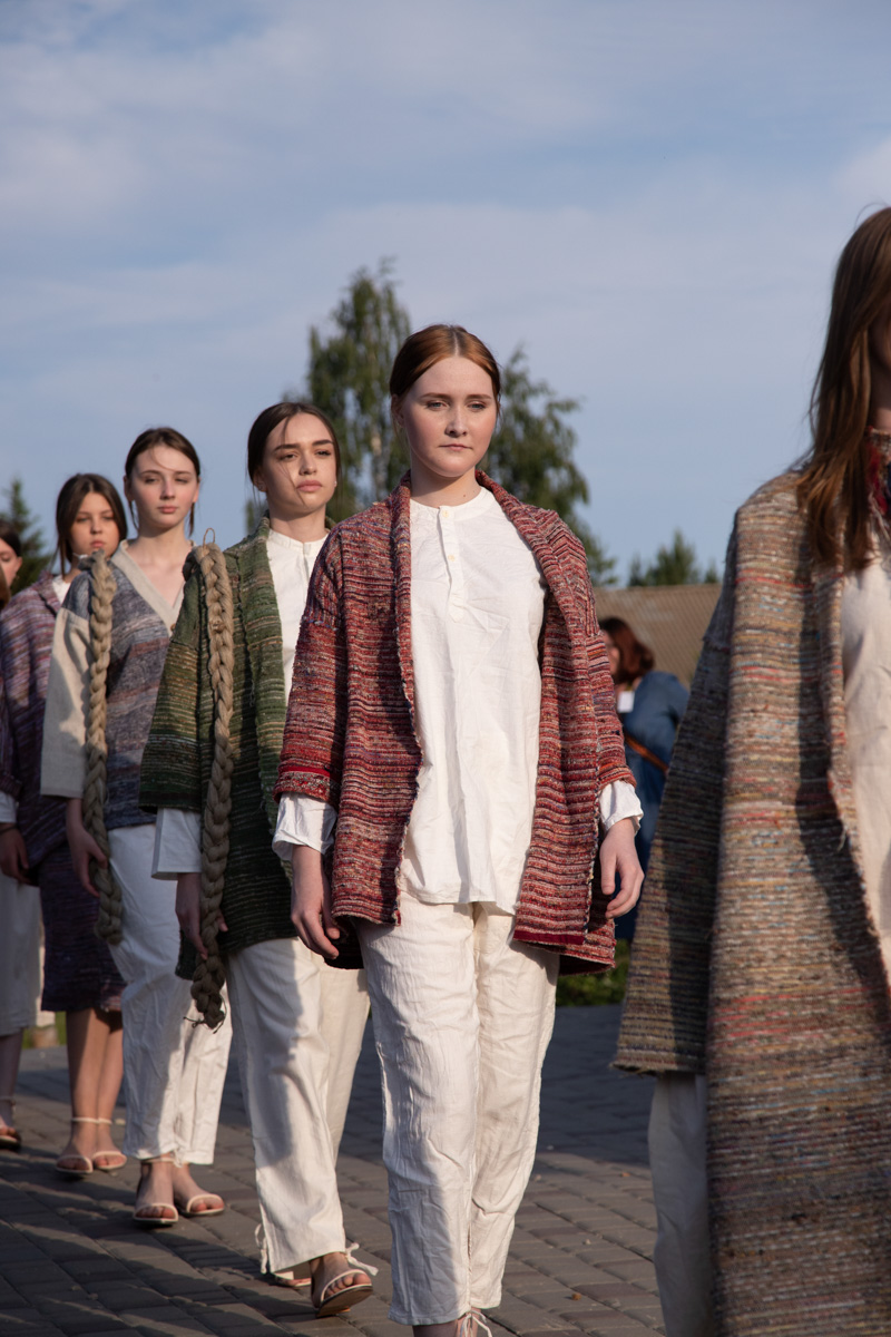 Буйство цвета в       белых шатрах, прогулки с       веретеном, катание по       Каменке на       ладье, прялки, напечатанные на       принтере, пушистые спикеры, дефиле в       половиках на       закате и       ритуал поклонения огню       — все это было на       прошедшем в       Суздале «ПряхаФесте».