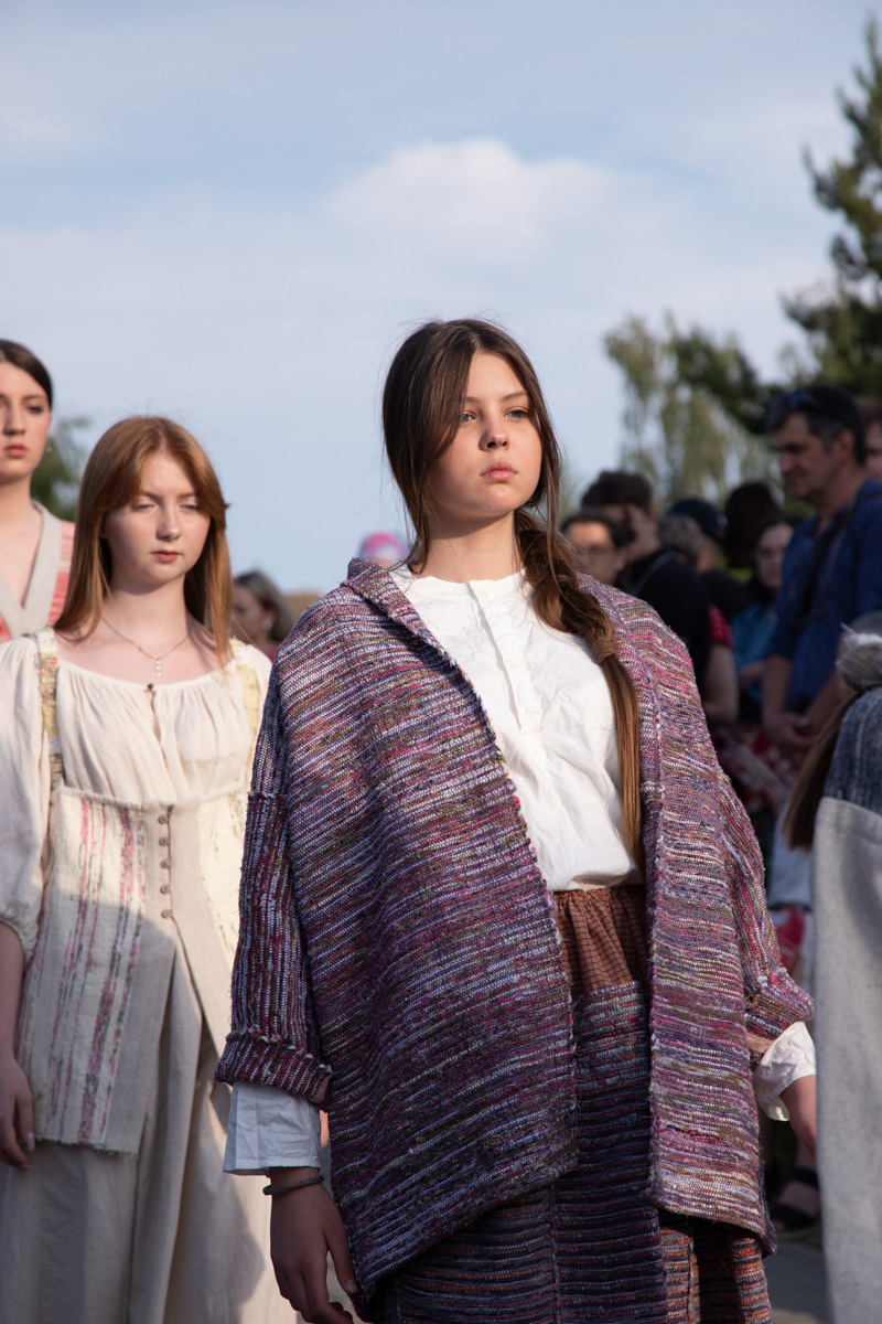 Буйство цвета в       белых шатрах, прогулки с       веретеном, катание по       Каменке на       ладье, прялки, напечатанные на       принтере, пушистые спикеры, дефиле в       половиках на       закате и       ритуал поклонения огню       — все это было на       прошедшем в       Суздале «ПряхаФесте».