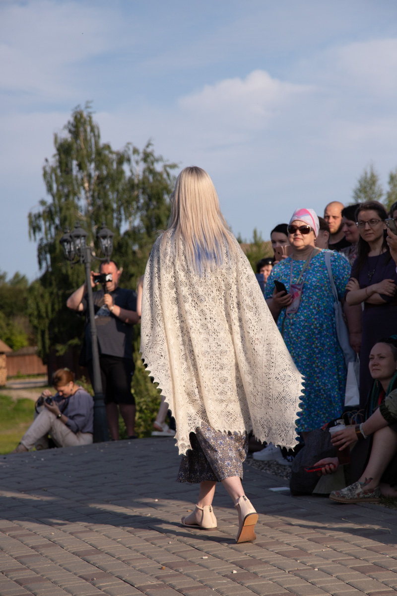 Буйство цвета в       белых шатрах, прогулки с       веретеном, катание по       Каменке на       ладье, прялки, напечатанные на       принтере, пушистые спикеры, дефиле в       половиках на       закате и       ритуал поклонения огню       — все это было на       прошедшем в       Суздале «ПряхаФесте».