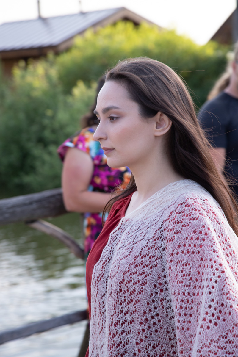 Буйство цвета в       белых шатрах, прогулки с       веретеном, катание по       Каменке на       ладье, прялки, напечатанные на       принтере, пушистые спикеры, дефиле в       половиках на       закате и       ритуал поклонения огню       — все это было на       прошедшем в       Суздале «ПряхаФесте».