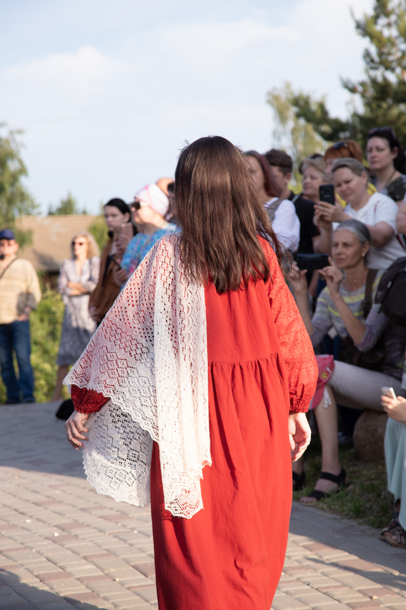 Буйство цвета в       белых шатрах, прогулки с       веретеном, катание по       Каменке на       ладье, прялки, напечатанные на       принтере, пушистые спикеры, дефиле в       половиках на       закате и       ритуал поклонения огню       — все это было на       прошедшем в       Суздале «ПряхаФесте».