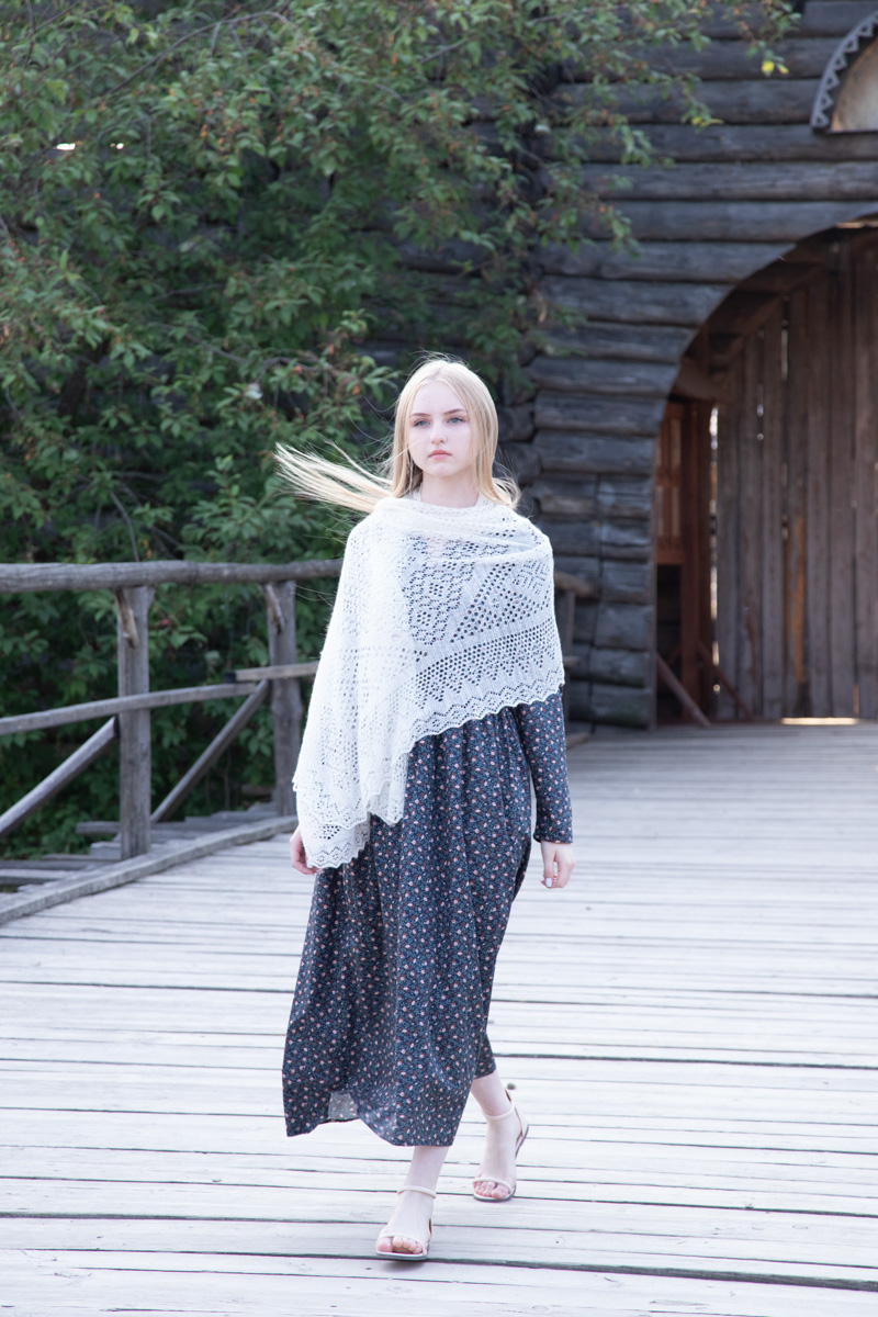 Буйство цвета в       белых шатрах, прогулки с       веретеном, катание по       Каменке на       ладье, прялки, напечатанные на       принтере, пушистые спикеры, дефиле в       половиках на       закате и       ритуал поклонения огню       — все это было на       прошедшем в       Суздале «ПряхаФесте».