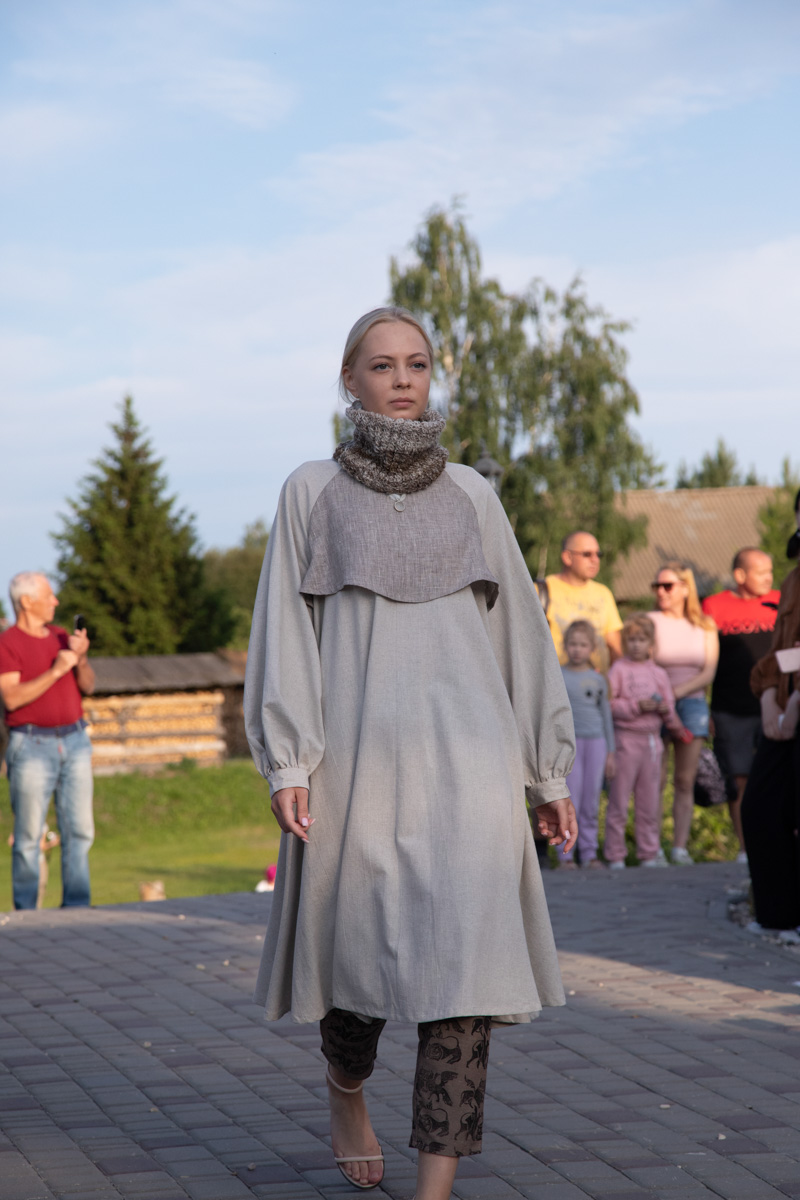 Буйство цвета в       белых шатрах, прогулки с       веретеном, катание по       Каменке на       ладье, прялки, напечатанные на       принтере, пушистые спикеры, дефиле в       половиках на       закате и       ритуал поклонения огню       — все это было на       прошедшем в       Суздале «ПряхаФесте».