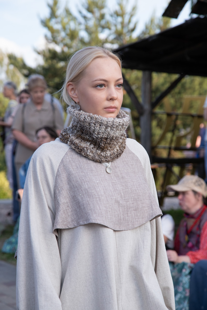 Буйство цвета в       белых шатрах, прогулки с       веретеном, катание по       Каменке на       ладье, прялки, напечатанные на       принтере, пушистые спикеры, дефиле в       половиках на       закате и       ритуал поклонения огню       — все это было на       прошедшем в       Суздале «ПряхаФесте».