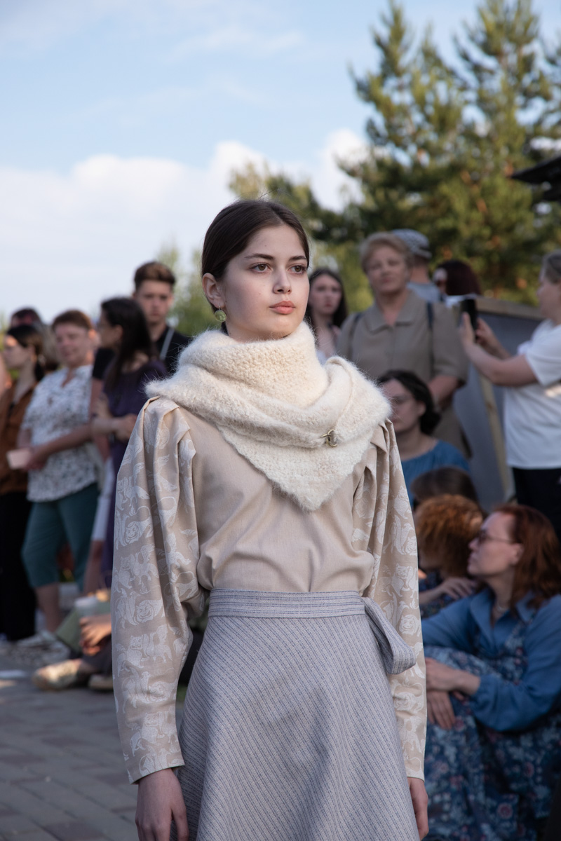 Буйство цвета в       белых шатрах, прогулки с       веретеном, катание по       Каменке на       ладье, прялки, напечатанные на       принтере, пушистые спикеры, дефиле в       половиках на       закате и       ритуал поклонения огню       — все это было на       прошедшем в       Суздале «ПряхаФесте».