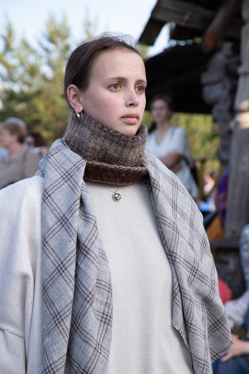 Буйство цвета в       белых шатрах, прогулки с       веретеном, катание по       Каменке на       ладье, прялки, напечатанные на       принтере, пушистые спикеры, дефиле в       половиках на       закате и       ритуал поклонения огню       — все это было на       прошедшем в       Суздале «ПряхаФесте».