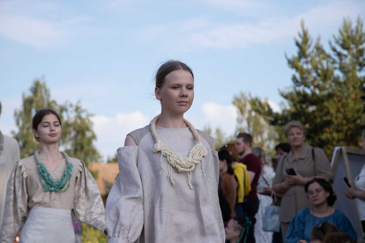 Буйство цвета в       белых шатрах, прогулки с       веретеном, катание по       Каменке на       ладье, прялки, напечатанные на       принтере, пушистые спикеры, дефиле в       половиках на       закате и       ритуал поклонения огню       — все это было на       прошедшем в       Суздале «ПряхаФесте».