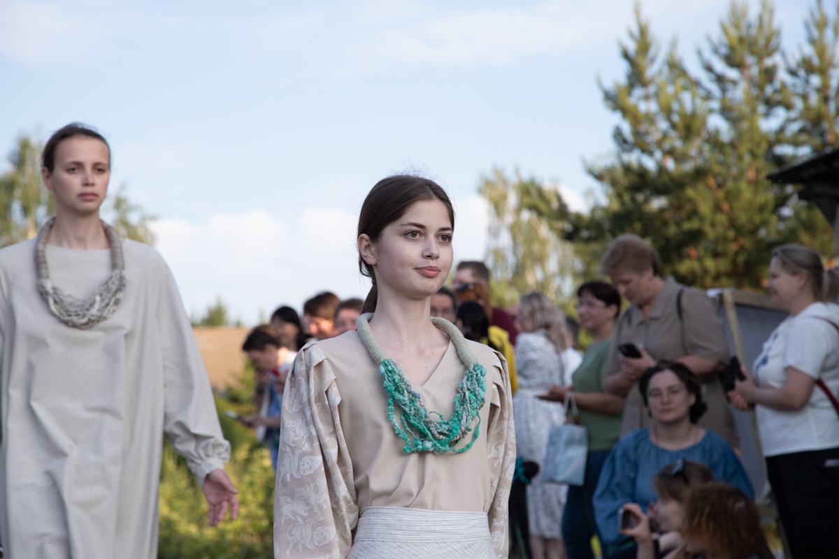 Буйство цвета в       белых шатрах, прогулки с       веретеном, катание по       Каменке на       ладье, прялки, напечатанные на       принтере, пушистые спикеры, дефиле в       половиках на       закате и       ритуал поклонения огню       — все это было на       прошедшем в       Суздале «ПряхаФесте».