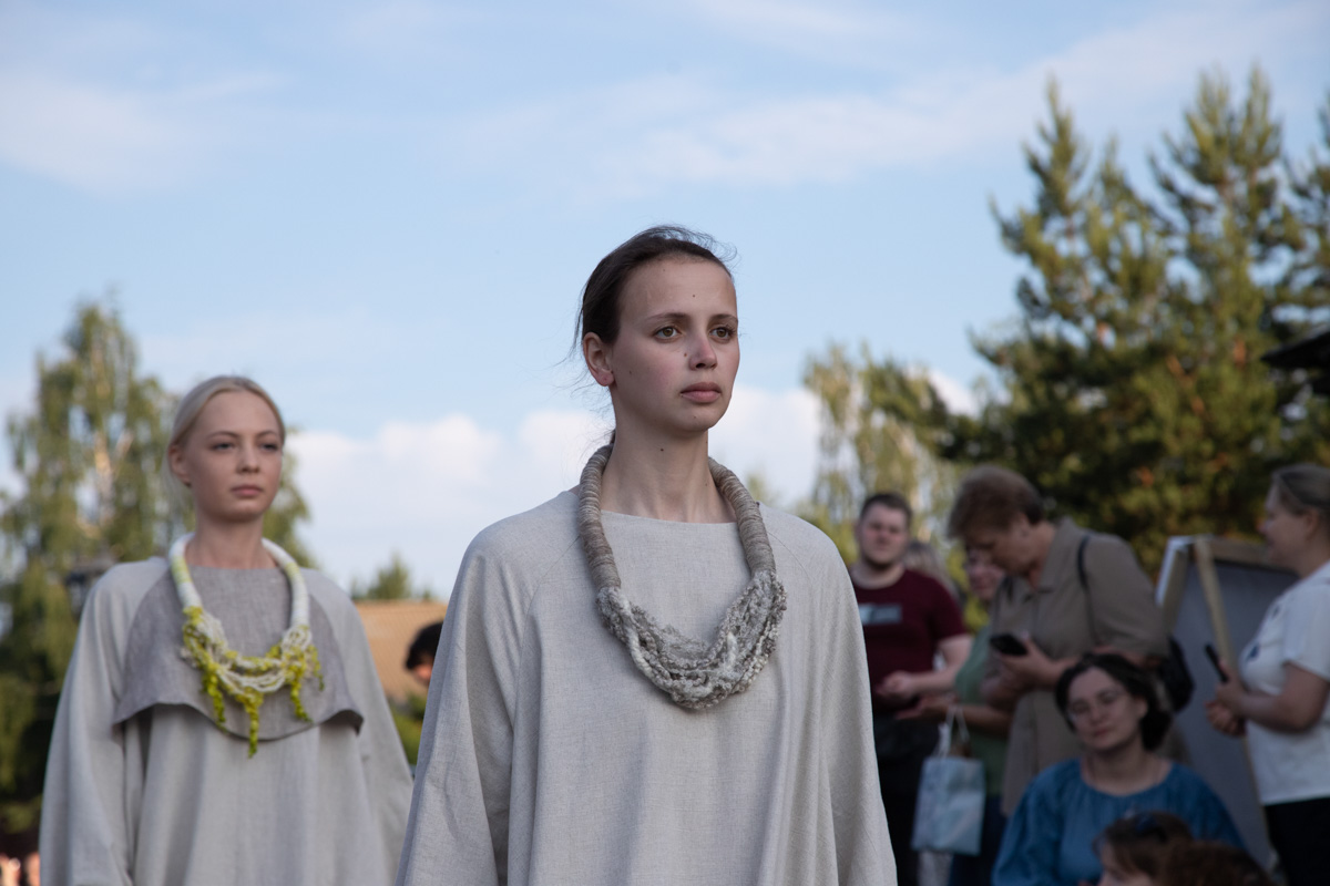 Буйство цвета в       белых шатрах, прогулки с       веретеном, катание по       Каменке на       ладье, прялки, напечатанные на       принтере, пушистые спикеры, дефиле в       половиках на       закате и       ритуал поклонения огню       — все это было на       прошедшем в       Суздале «ПряхаФесте».