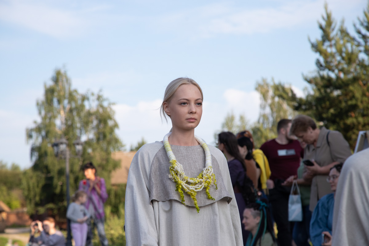 Буйство цвета в       белых шатрах, прогулки с       веретеном, катание по       Каменке на       ладье, прялки, напечатанные на       принтере, пушистые спикеры, дефиле в       половиках на       закате и       ритуал поклонения огню       — все это было на       прошедшем в       Суздале «ПряхаФесте».